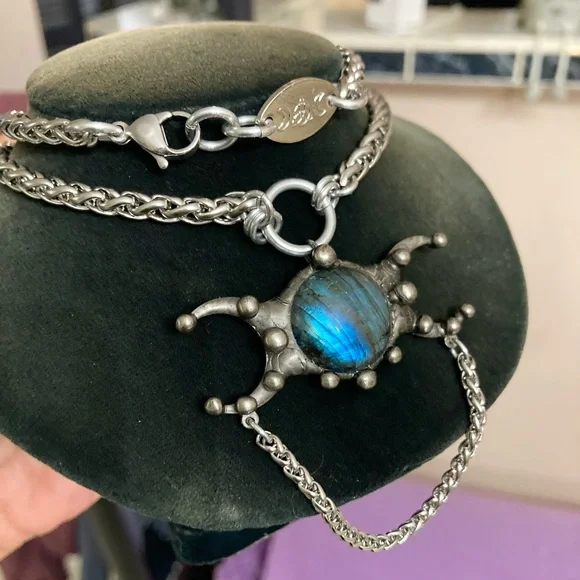 Dark blue iridescent labradorite stone triple moon charm boho goth necklace - Picture 11 of 12